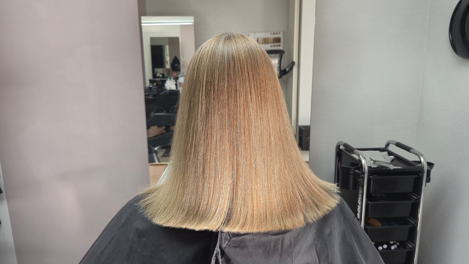 Blonde Frisur mit geradem Schnitt - Sabrinas Hair Affair